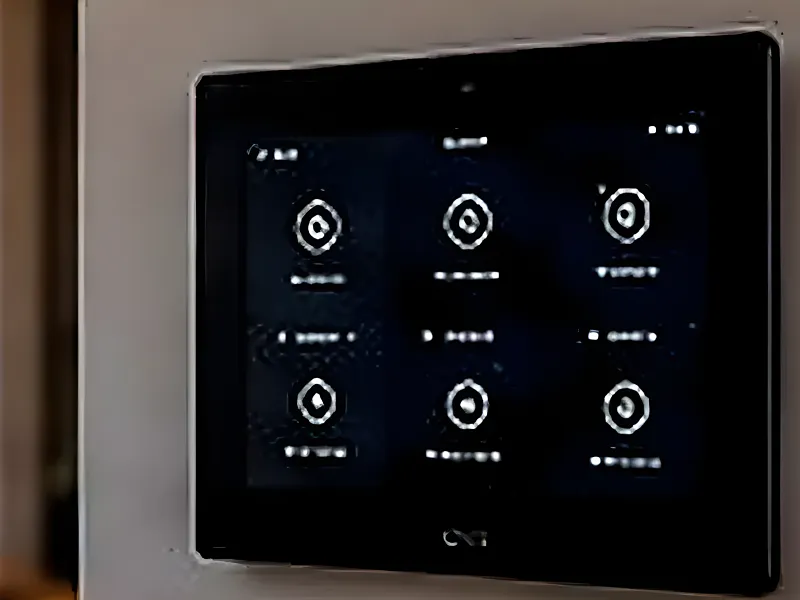Wandmontiertes Touch-Bedienpanel zur Steuerung von Licht und Gebäudetechnik